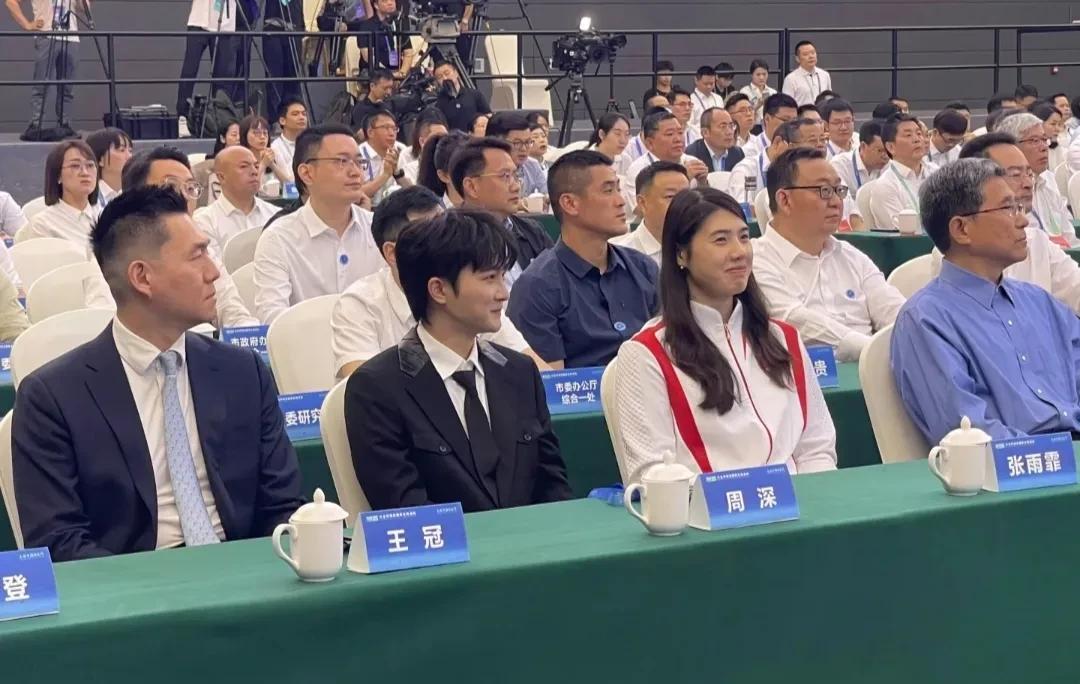 什么是根正苗红的偶像，这就是啊！在重庆召开的六五环境日国家主场活动，歌手周深和