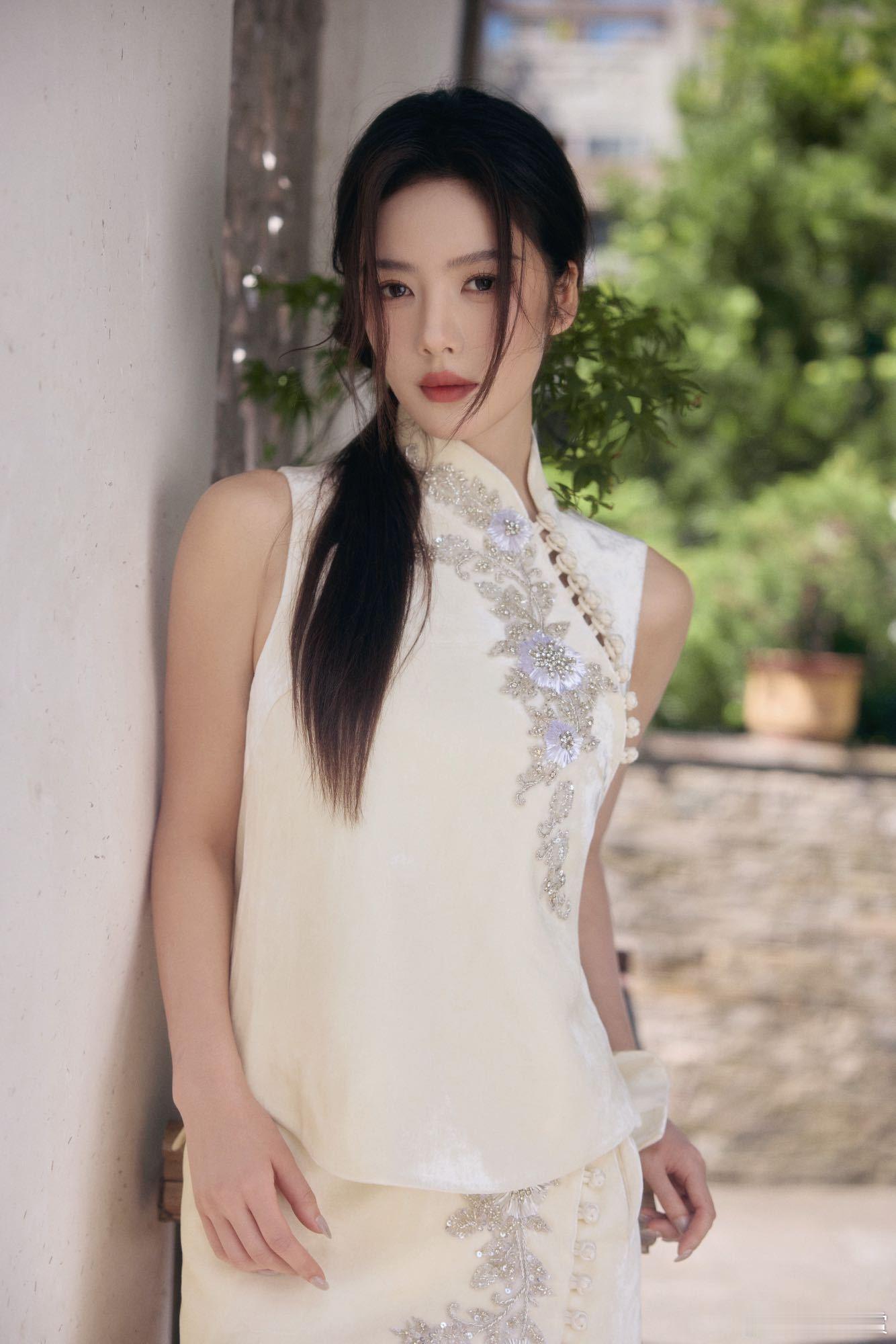 让蔡文静穿绣珠旗袍的人是个天才蔡文静这组绣珠旗袍图戳心了！让她穿这件的人绝对是天