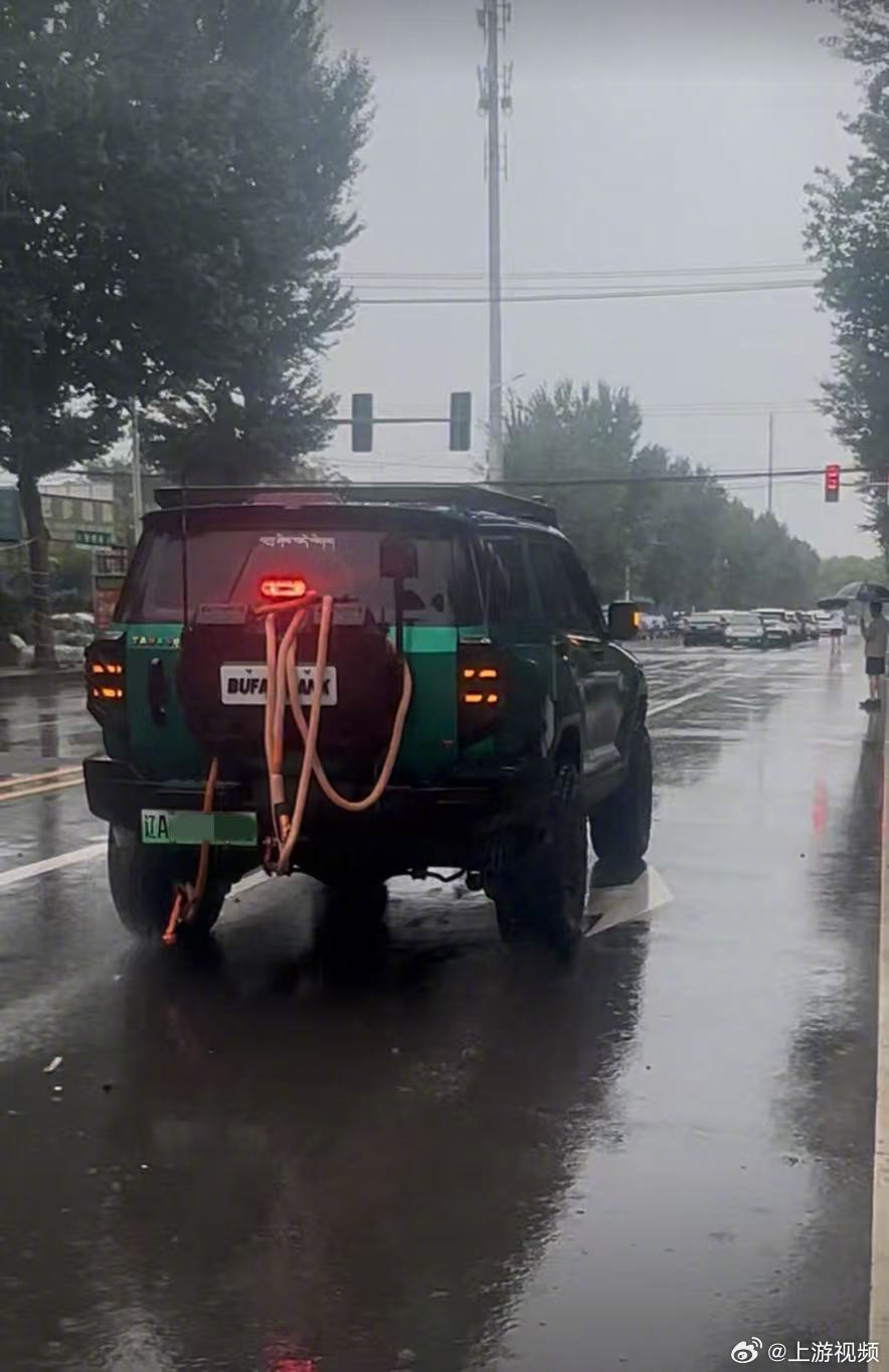 #沈阳暴雨一越野车主连救6车#【沈阳遭遇强降雨致车辆“趴窝”，越野车车主连救6车