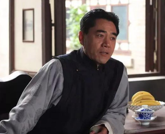 有一次，何赛飞在拍摄《大宅门》时，突然上去给了陈宝国一巴掌，陈宝国一下子就被打懵
