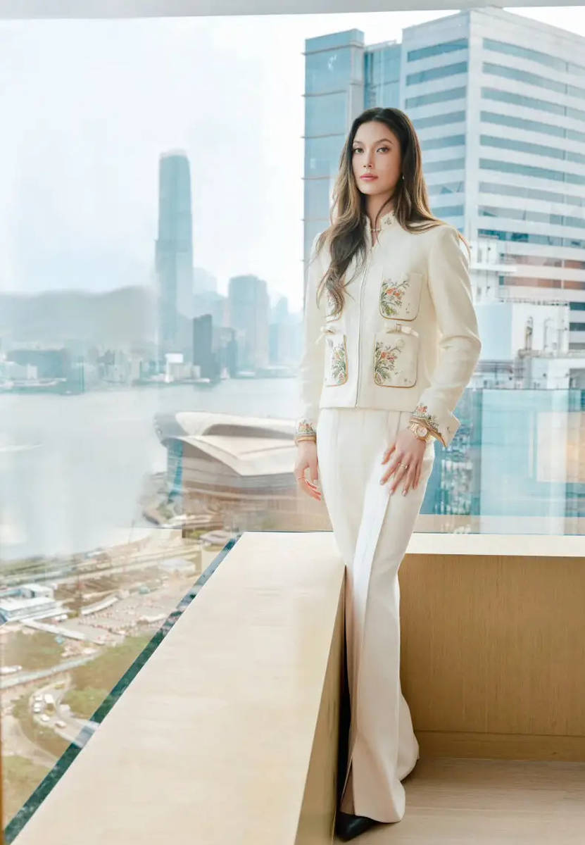 谷爱凌晒与郭晶晶何超琼同框合照！穿新中式服装优雅大气