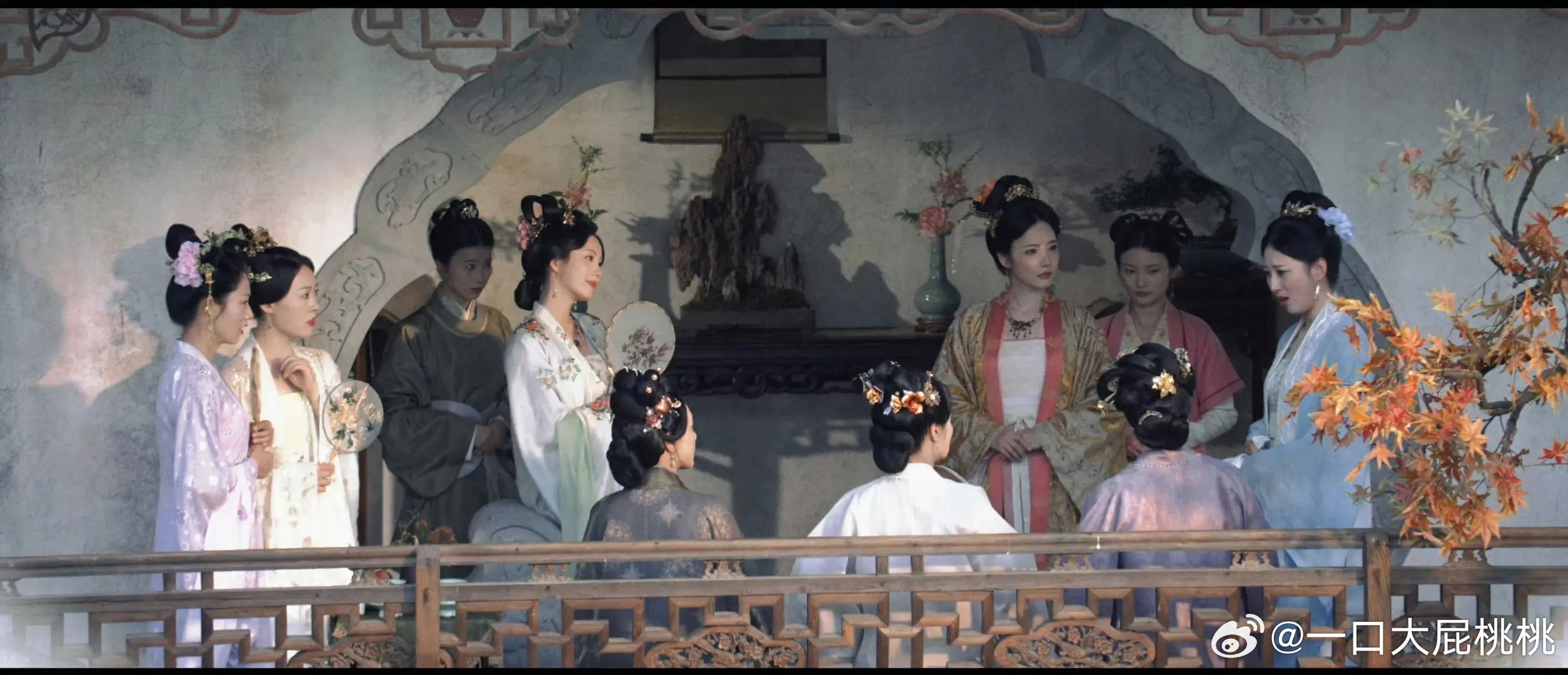 潘安子适合当摄影师，官博还在发画面构图小巧思[笑着哭]画面是拍的蛮有感觉就是当