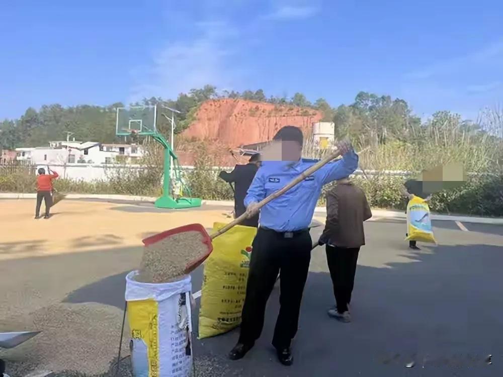这下好了，出名了，不止江西朋友知道了，全国都知道了，江西赣州兴国一派出所院