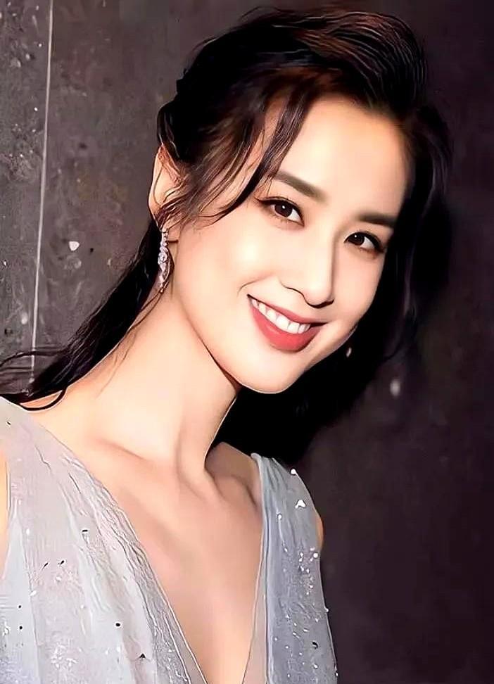 杨子估计现在气得后槽牙都要咬碎了离婚后的黄圣依不仅事业稳步上升，而且公开场合竟