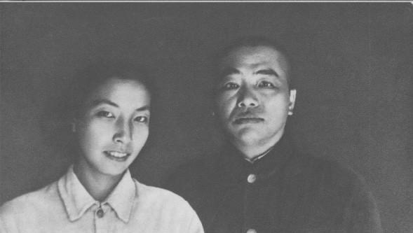 1944年春，彭德怀与浦安修在延安的合影。当时彭德怀任中共中央北方局代理书记、