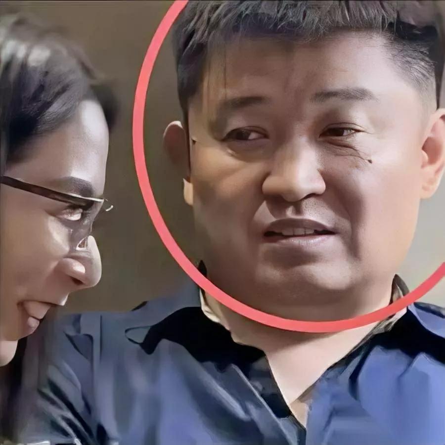 崔丽丽又上热搜了！这次竟带老公直面镜头？当她笑着说出被性侵经历时，丈夫眼