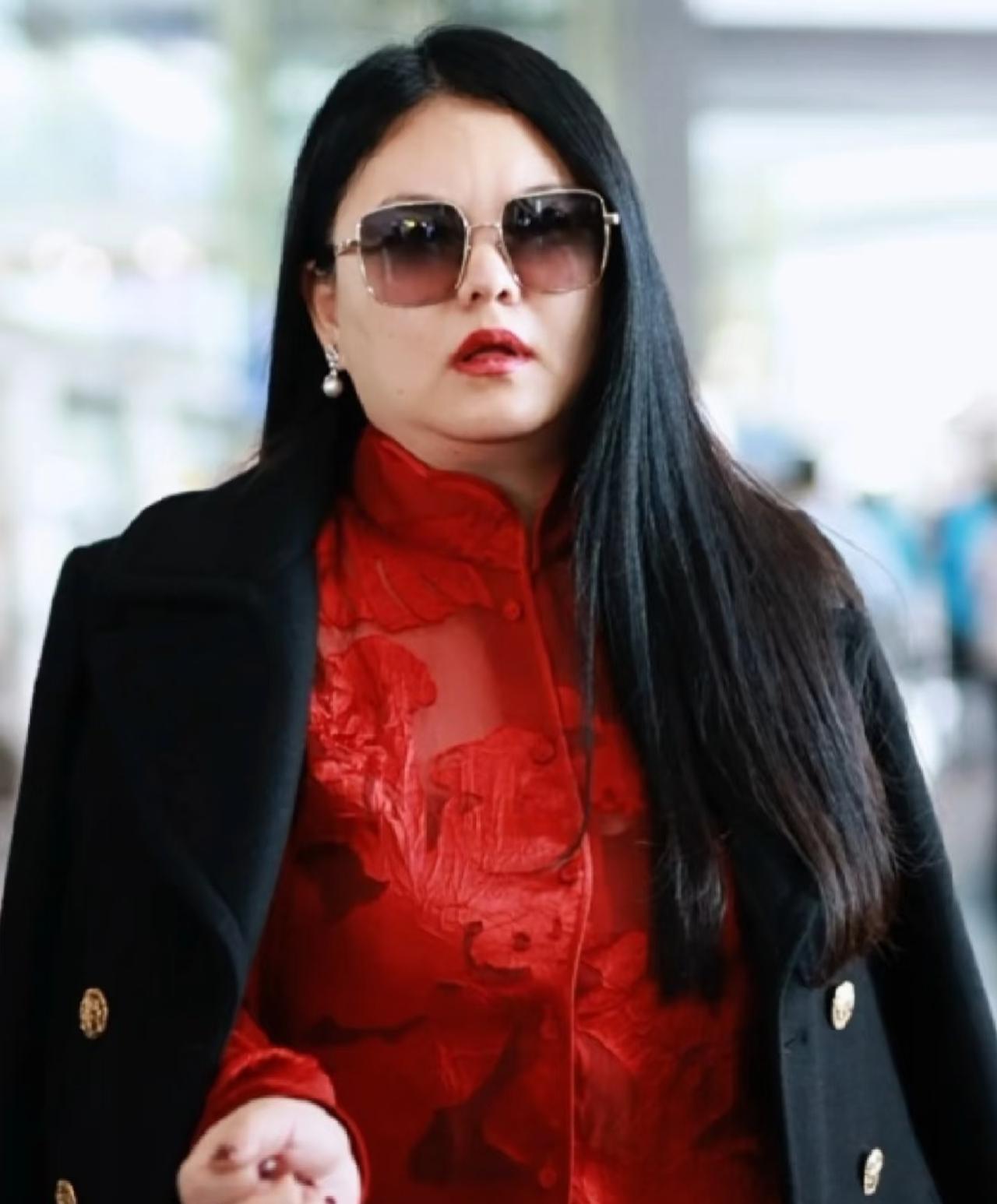 李湘这回是真“凉”了！网友扒出三大疑点，个个踩中红线：一是前夫刚因经济犯罪被