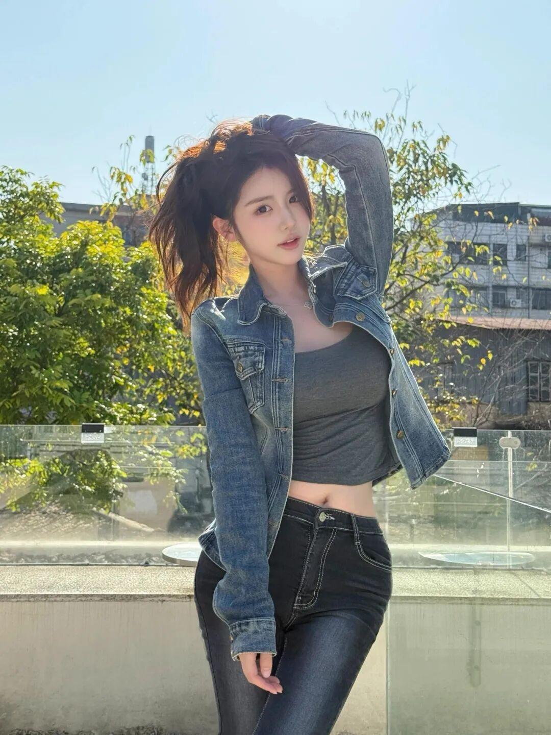 阳光明媚的午后，牛仔外套与黑色紧身裤的完美搭配，尽显青春活力！🌞👗👖甜辣