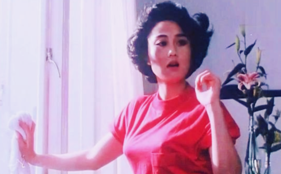 1987年，利智在拍摄《老虎出更》时被周润发一脚踹进玻璃渣里，后来在宴会上，周润