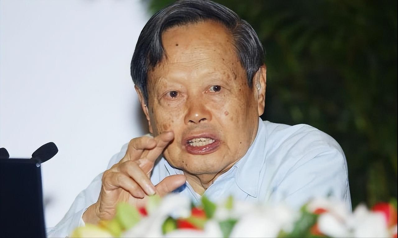 2012年，杨振宁曾顶着骂名阻止建造2000亿的大型粒子对撞机，这也惹怒了中国科