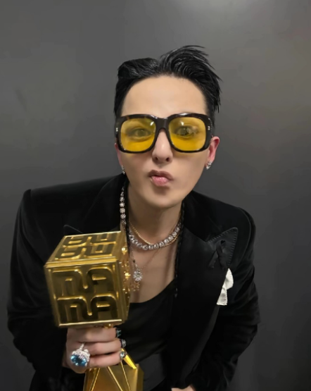 韩国巨星权志龙，喜欢加恭喜获奖，不管获得什么奖他都值得。因为他是唯一一个给中国捐