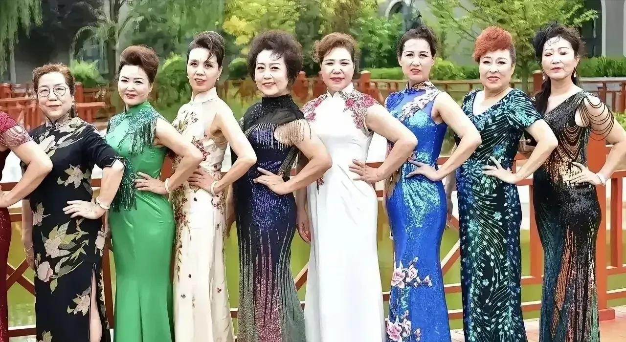 这一对比的差距颇为显著。第一张照片呈现的是8位城市退休女性，第二张照片展示的则是