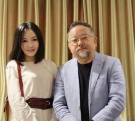 当年，王刚的女儿王婷婷出国留学回来后，把自己的外国男友介绍给王刚看，王刚脸色不悦