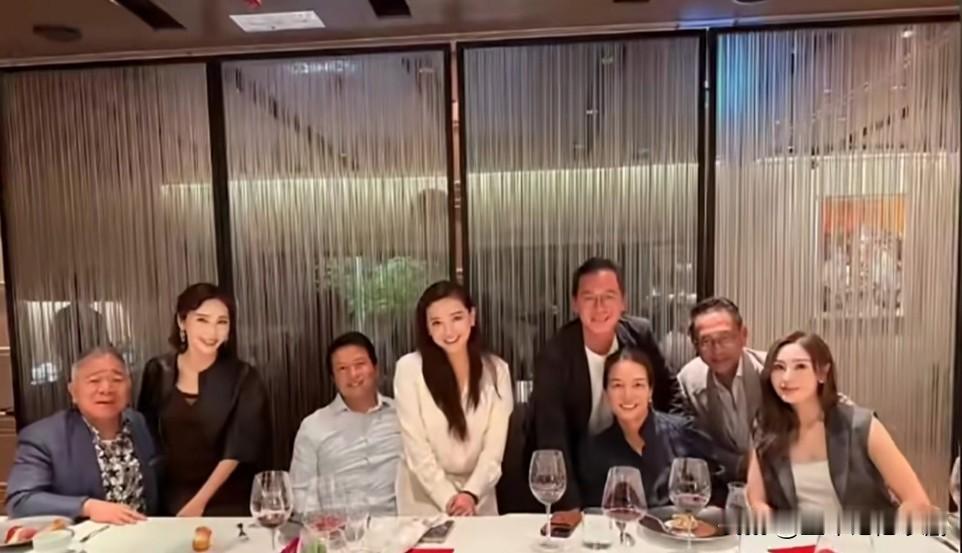 最美港姐李嘉欣和许晋亨夫妇与大美女黎姿、马廷强夫妇参加豪门聚会！两大美女再次同框