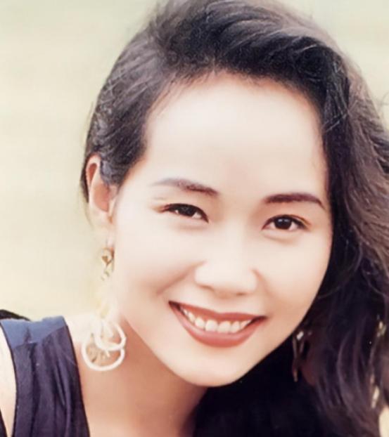 叶童回应亲哥哥李中宁当保安。叶童说，我知道他现在在香港当保安，收入很低，但我不会