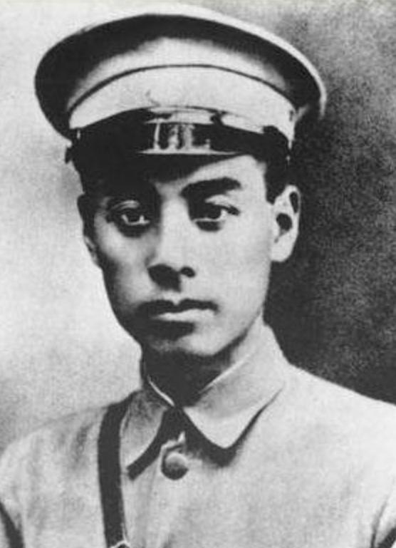 因为对错口令，司机被来人当场开枪击毙，周恩来紧急跳下车高喊：我是周恩来，请不要开