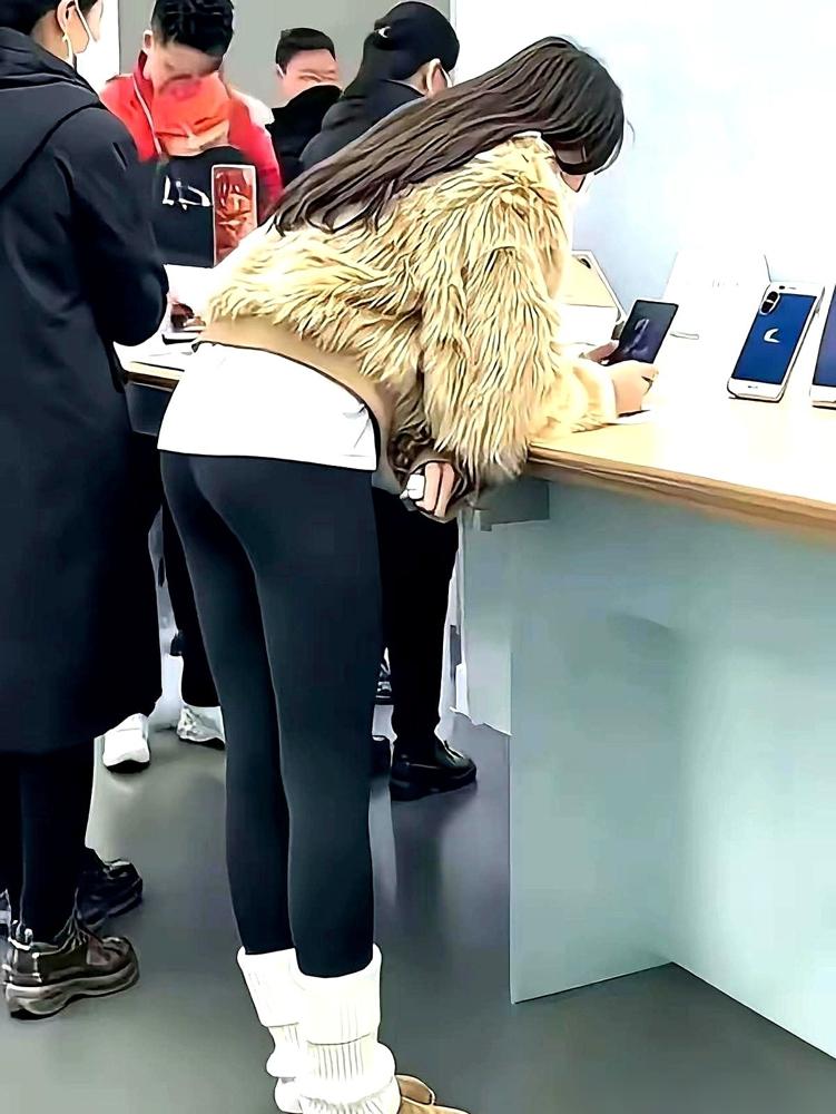 就刚才，地铁上，一个姑娘一抬胳膊——​好家伙，那鲨鱼裤的裤腰直接滑下去一截，