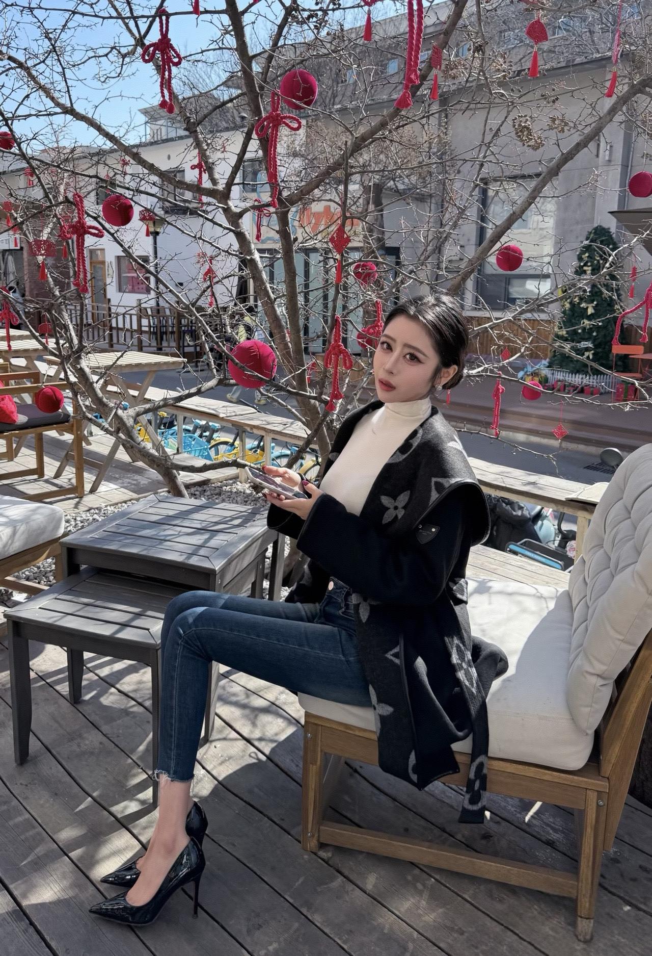 红妆映日，笑语盈盈