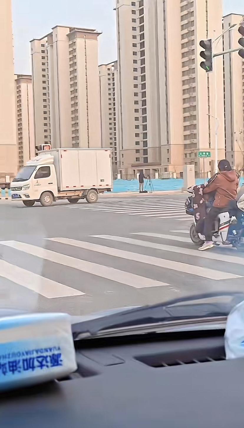 这主播穿着丝袜在红绿灯🚥十字直播会影响交通吧[捂脸哭]这扭来扭去的，司机都会看几