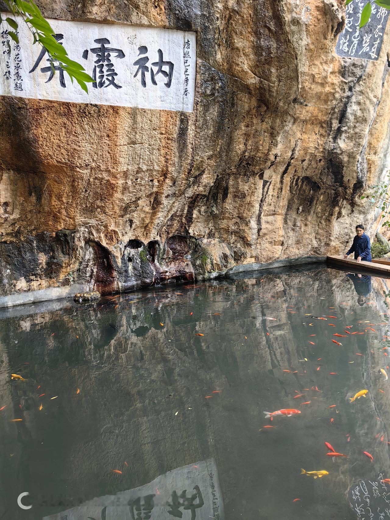 神奇的昆明（二）今天我们游玩了昆明的圆通寺，我看到一个奇怪的景象，只见两个当地