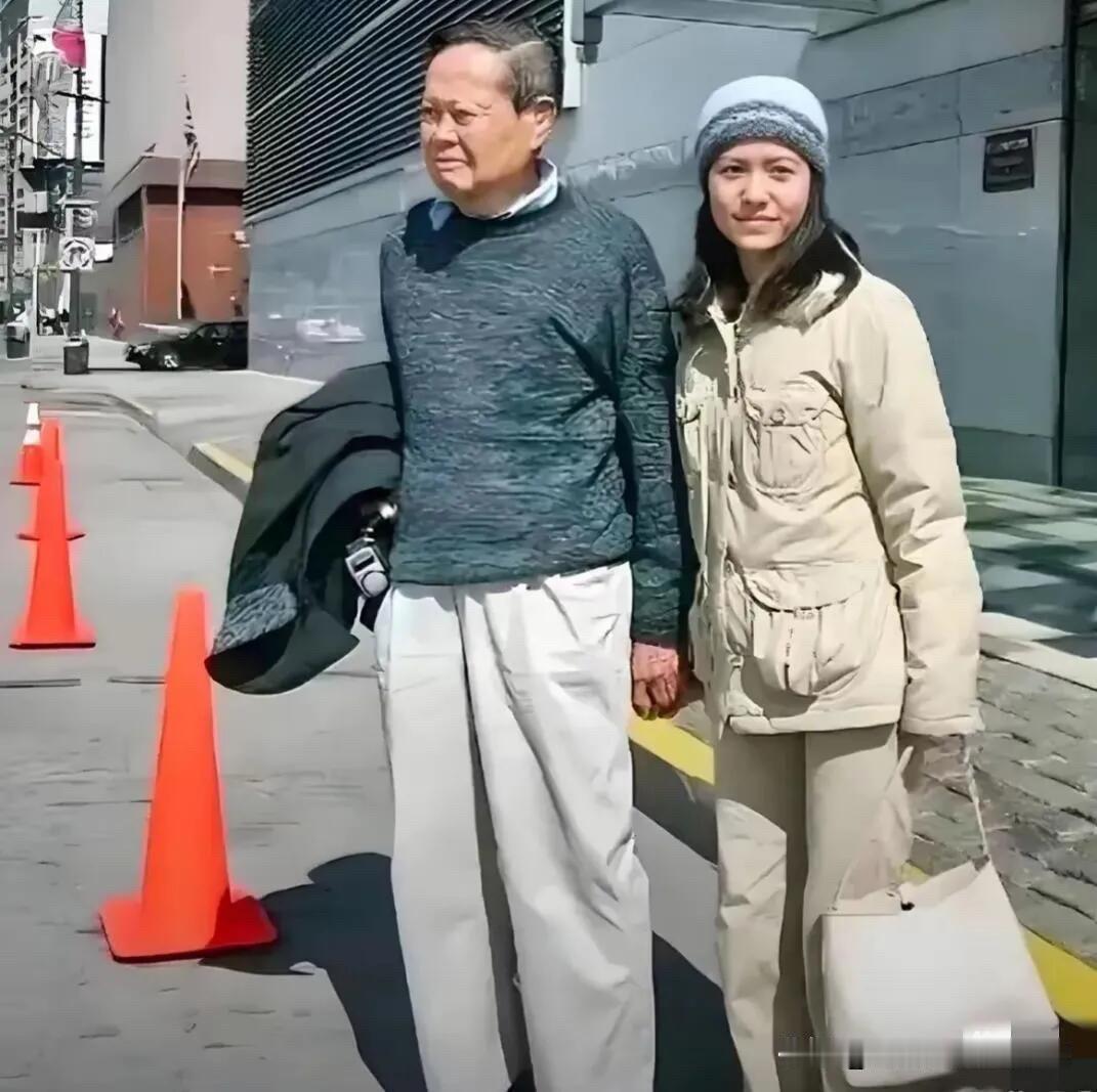 这是多年前翁帆和杨先生的一张合影，他们一前一后手牵着手出去散步，翁帆是位值得尊重