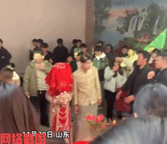 山东新人结婚仪式上发生一幕遗憾。新婚主角新娘在婚礼仪式现场，不知被一人把盖在