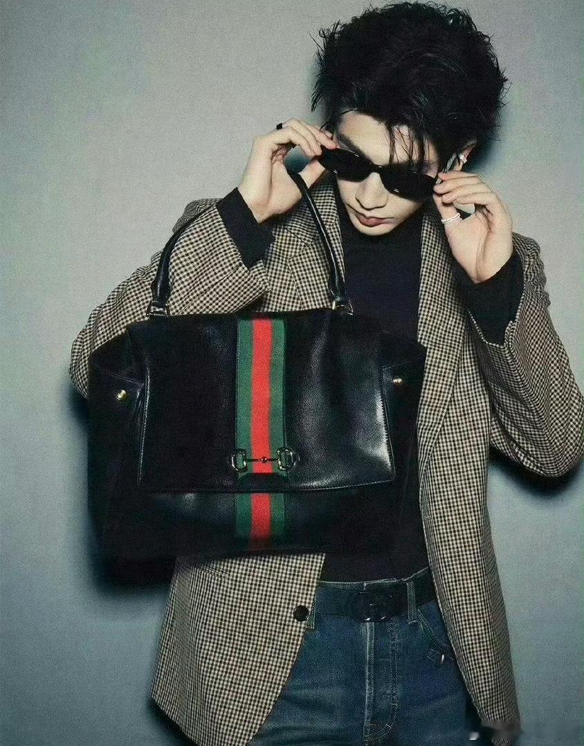 这到底是谁在模仿谁，包跟动作简直可以说一模一样。