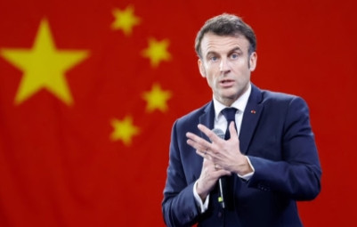 马克龙为啥急着来中国看阅兵？ 眼看美国连续3次解除对中国的限制，频繁示好中国