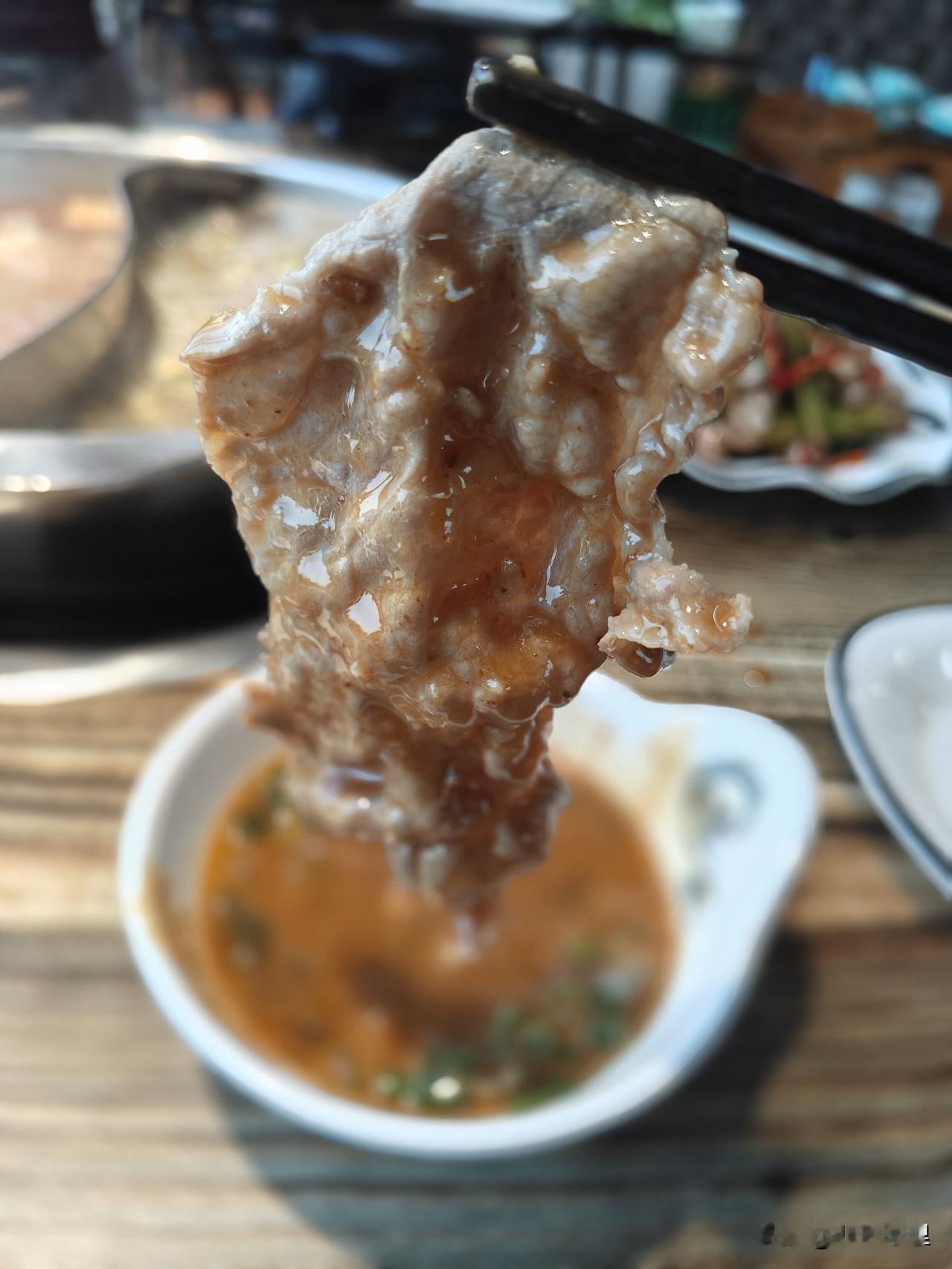 趁着还能喝冰啤酒还可以大口吃肉，为什么不呢？很多人觉得喝冰啤酒对身体不好，确