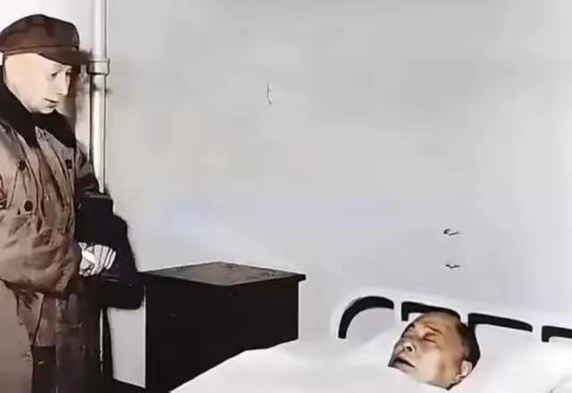 1971年冬，64岁的粟裕前往301医院探望病重的陈毅，神情非常的忧虑。陈毅在病