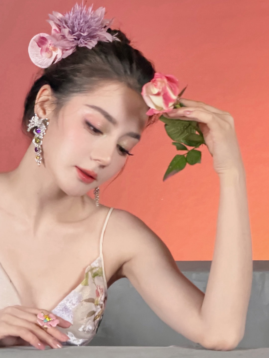 迪丽热巴｜品牌直播花仙子上线～身穿MESSENTIAL花卉丝绒裙