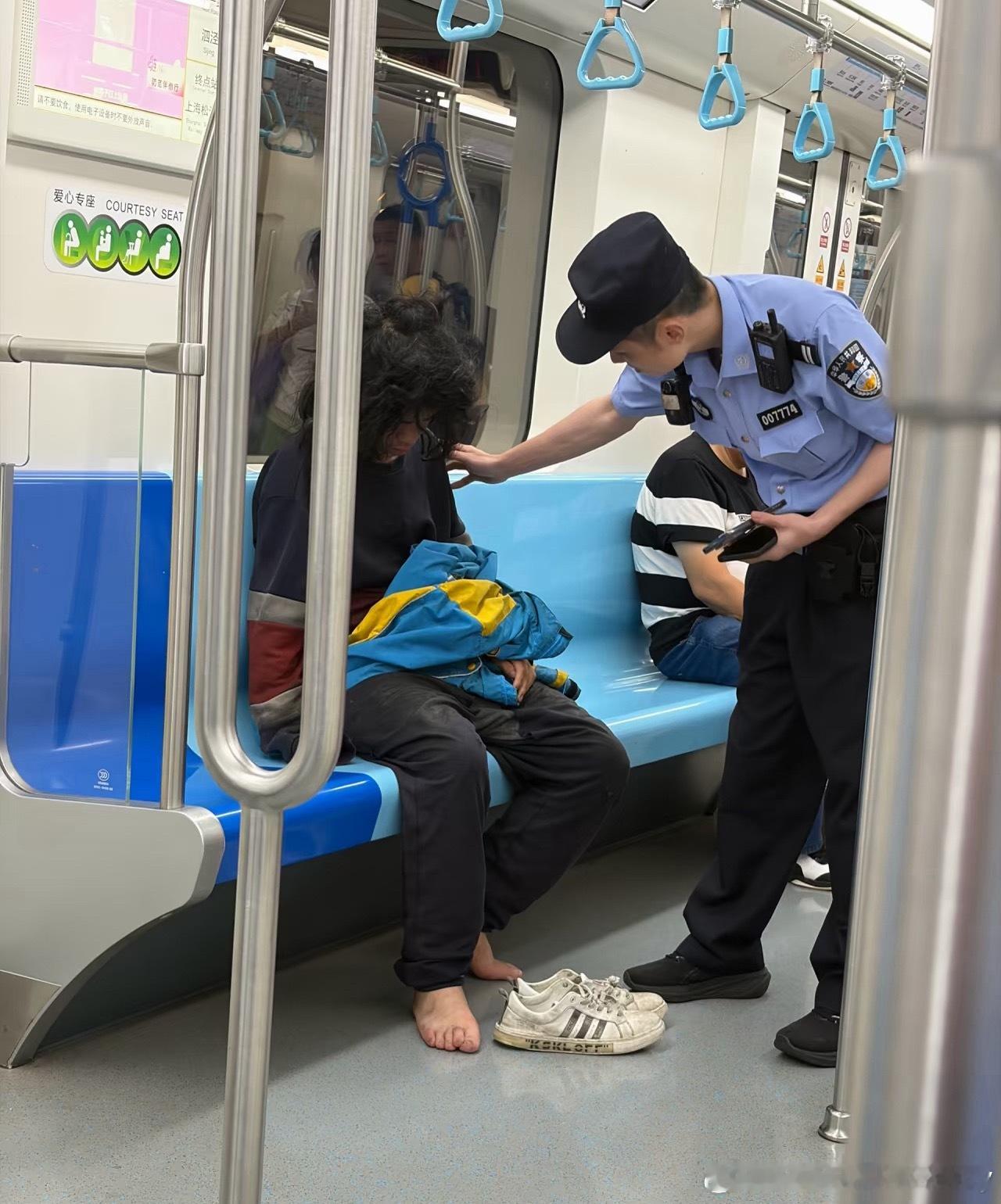 网友在上海地铁九号线遇到一个20出头年轻人流浪汉，一身的浓重的尿骚味儿还有脚臭味