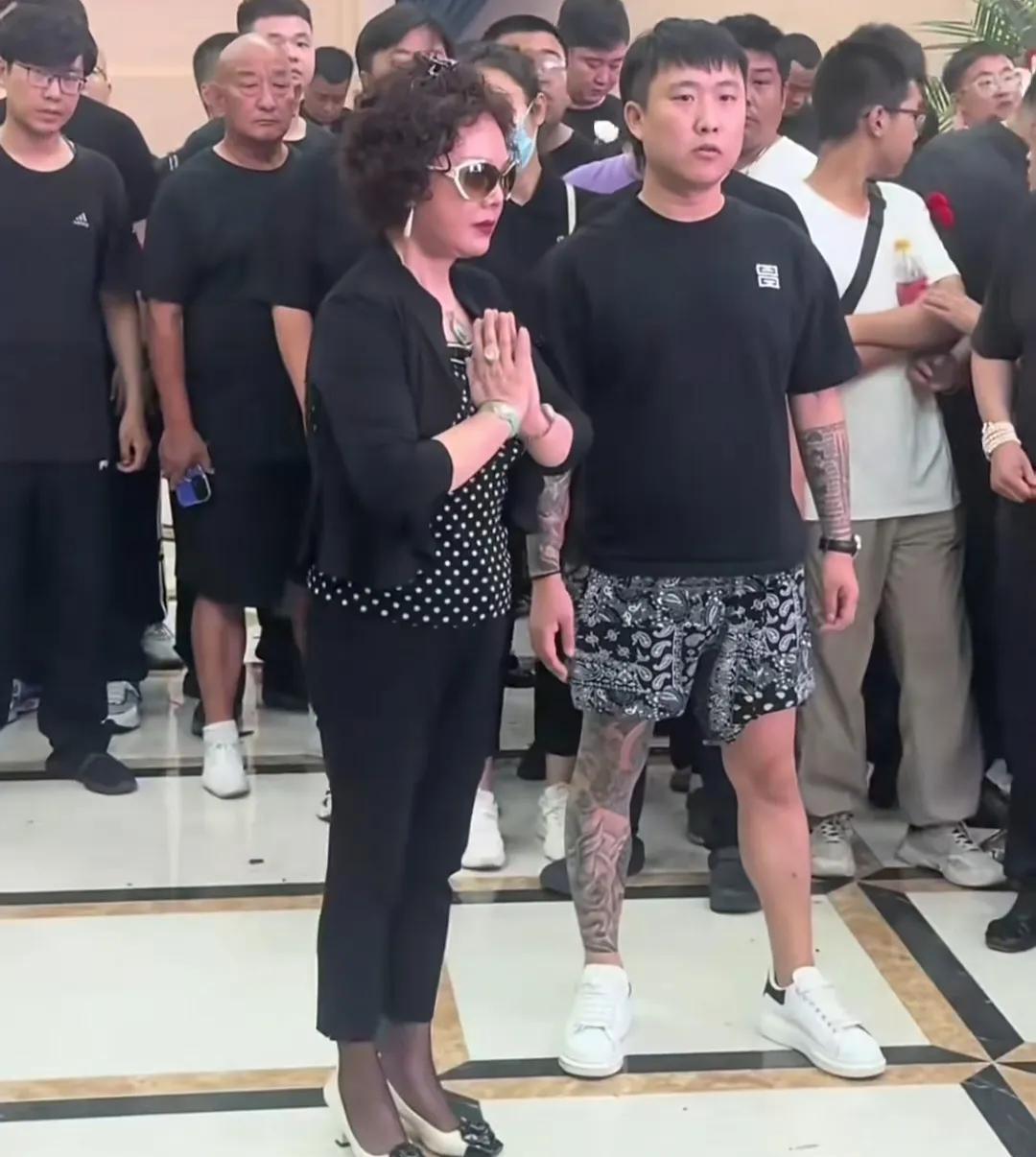 杨少华的葬礼上，五子杨议的原配梦真来送老爷子最后一程。她穿着全身名牌，背着爱马仕