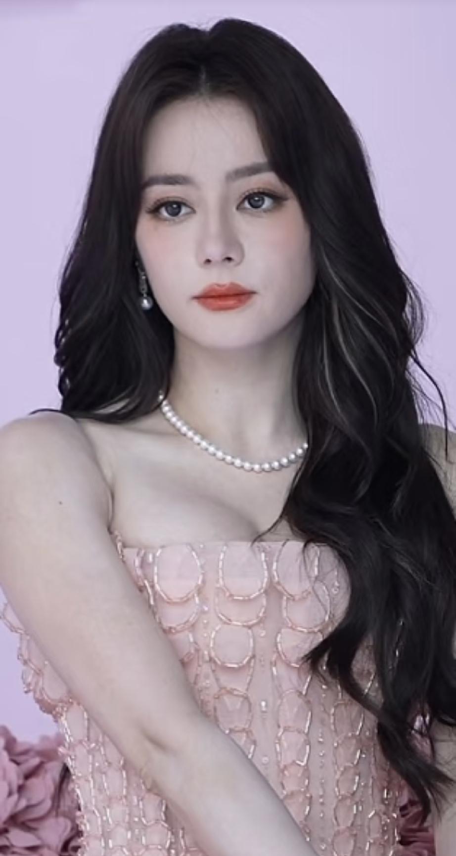 6月27日，迪丽热巴在沈阳参加红星美凯龙活动，高清怼脸拍怎么五官变形了？腮骨变宽