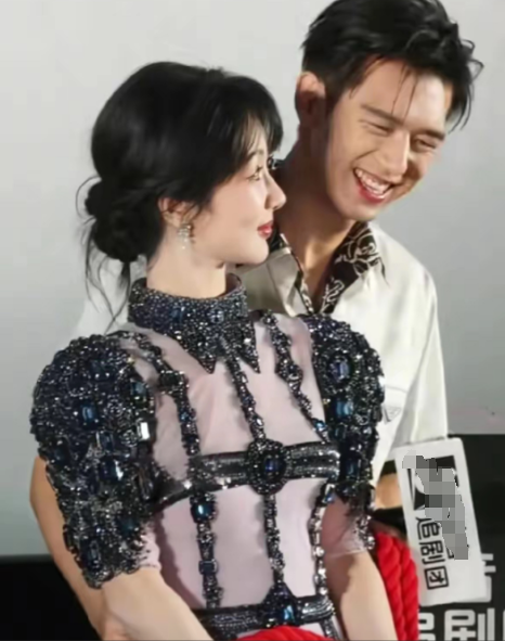 有记者问李现喜不喜欢杨紫，李现犹豫了半天，他回答道：我和杨紫是兄弟，我怎么