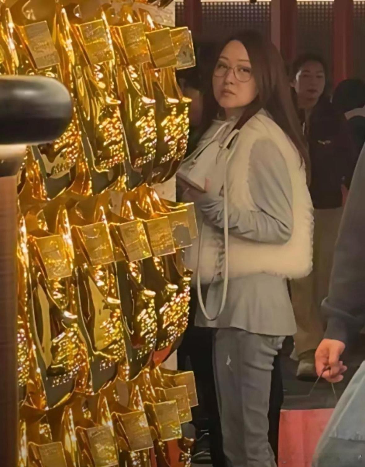 55岁杨钰莹被偶遇，这才是她最真实的状态。