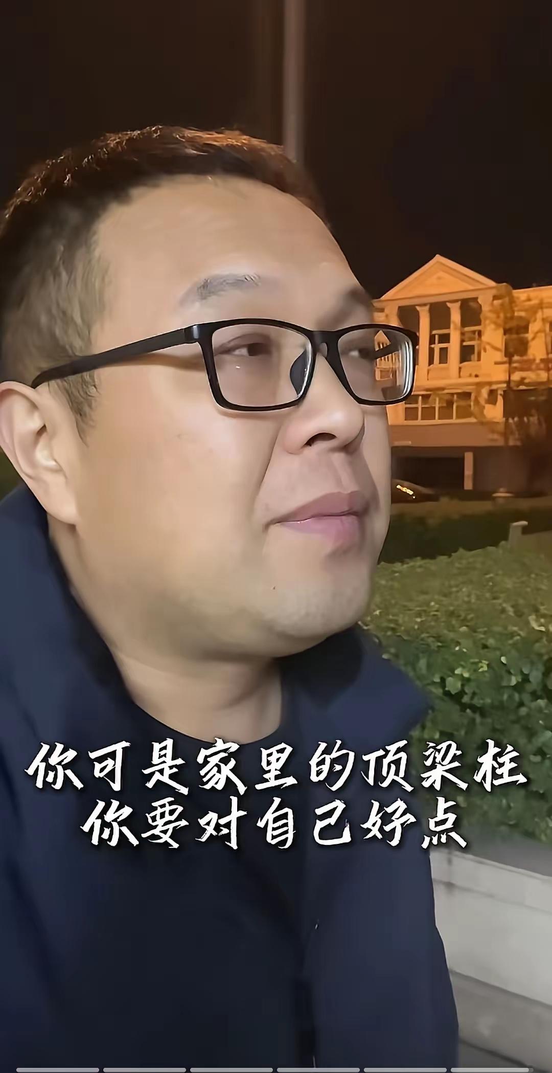 突然莫名的心酸，原来这样的男人不止我一个呀！刚刷到个短视频，内容是给一个已婚中年