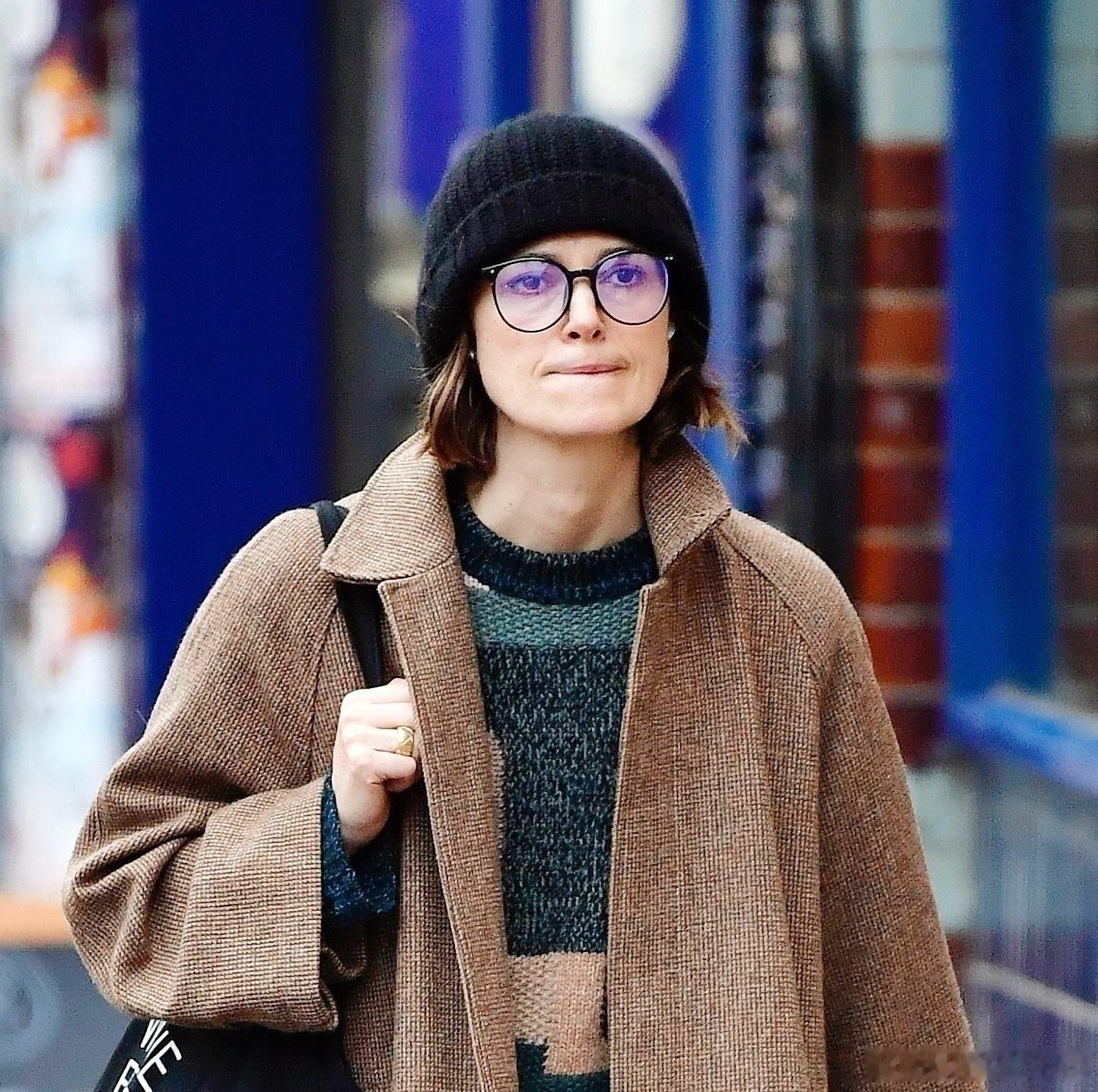 KeiraKnightley凯拉奈特莉在伦敦外出，KK出门进行圣诞采购，毛衣大