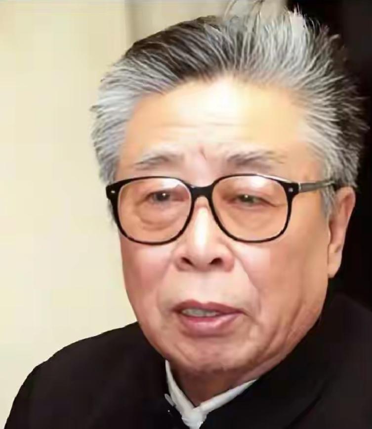 曲波去医院看病，遇到当时的副总理贺龙。得知曲波在机械部上班，贺龙忙问：你认不认识