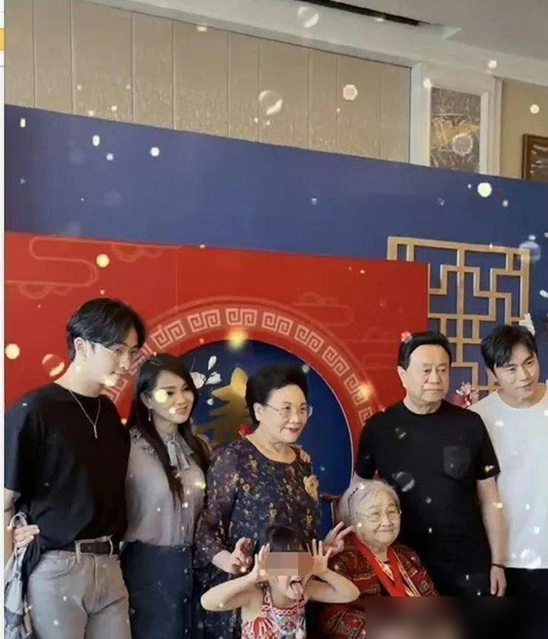 13岁儿子一句话，伊能静转头就嫁了小10岁的秦昊。二婚、带娃、姐弟恋，所有人都说她踩雷。结果呢？秦昊