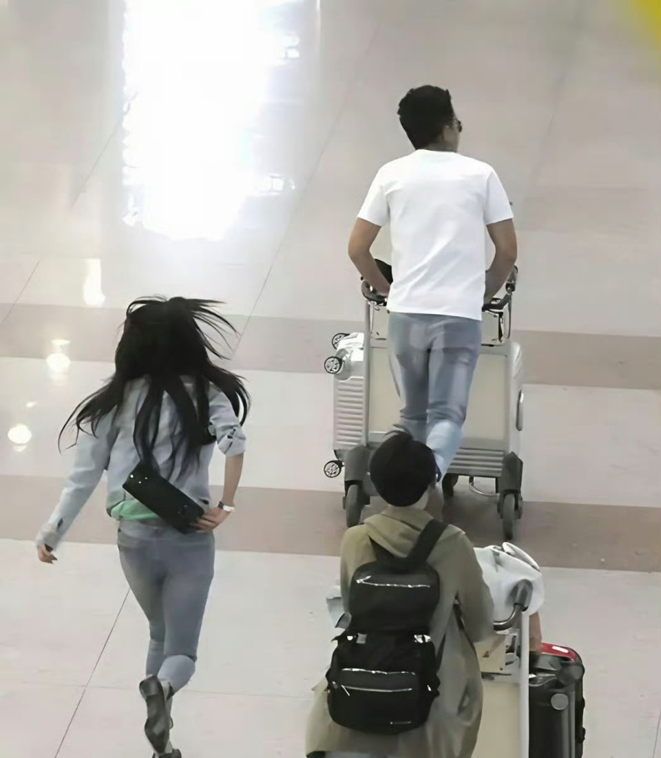 看看杨幂和刘恺威当年在机场的一幕，就知道是怎么回事了