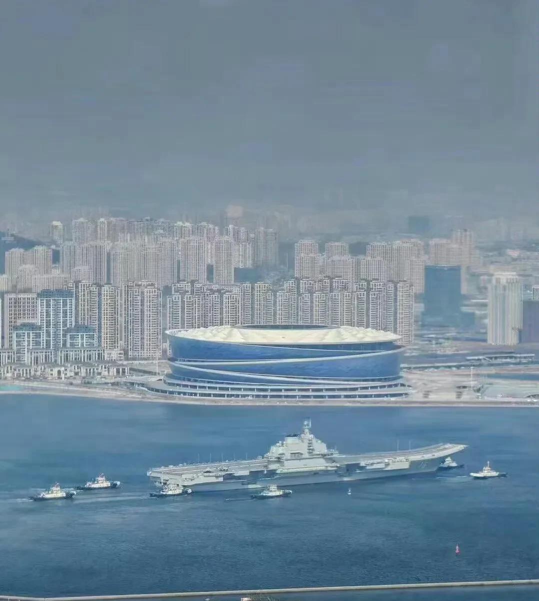 军舰确实比想象中的大得多，看下图：图1，停在大连梭鱼湾的“辽宁号”航母，岸上的
