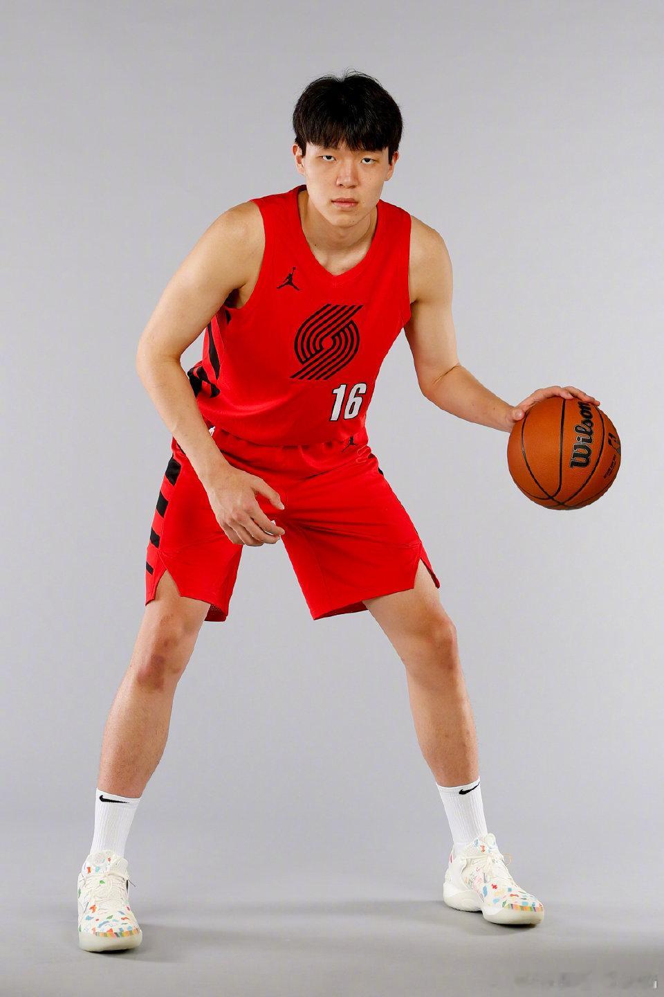 在今天开拓者主场以122：110战胜国王的比赛中，斯普利特教练竟然只给了新秀杨瀚