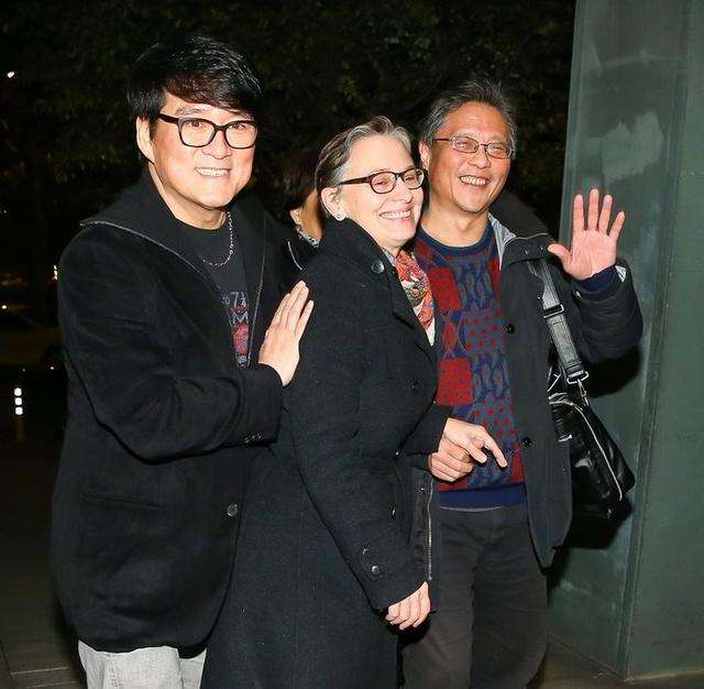 56岁周华健全家近照: 美籍妻子贤惠头发花白, 混血儿女难出道