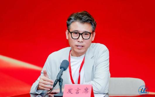 5月13日，北京那场换届会议的名单一出来，娱乐圈炸了。林永健当会长，杨晓培当
