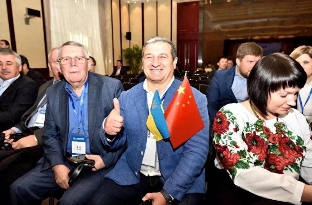 一群乌克兰顶尖工程师在中国镜头前落泪，他们说：这不是悲伤，是感谢。一群头发花