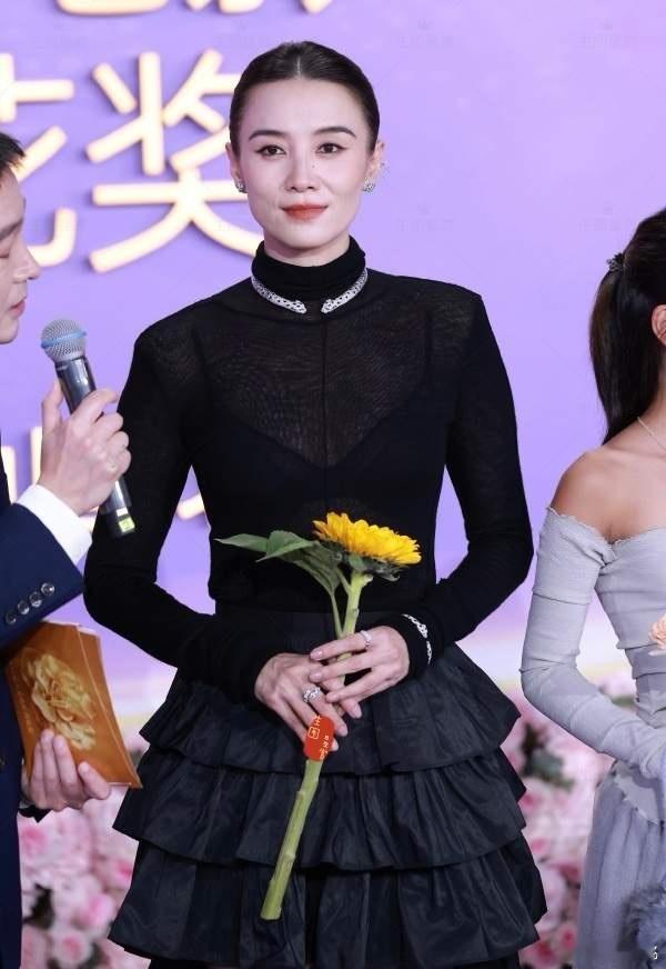1.小作精现在每部戏都会自己投钱，也能做到无缝进组。2.十三姨很有钱，早年它流连