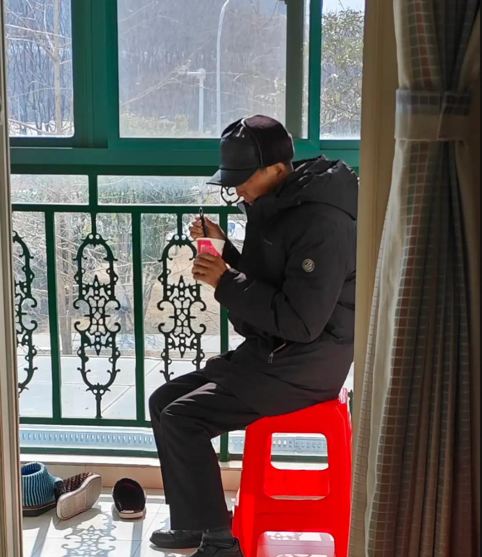 那句‘穷人才加淀粉’，让我妈记了二十年…”二十年前，我妈在厨房忙活炸丸子。她