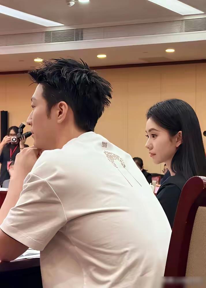 这侧脸太美了！美到我心坎里面了，她是谁啊？