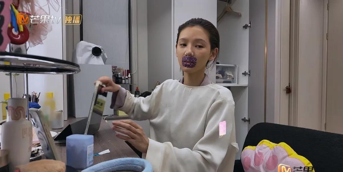 张予曦纯素颜后才发现她原来竟然这么黑，这简直和沈梦辰有得一拼呀[捂脸哭]张予曦平
